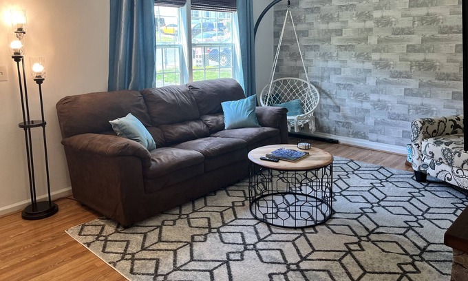 North Downtown House | 30+ day rental~Prime Location- 2 miles to Cville Downtown Mall, 1 mile to UVA!