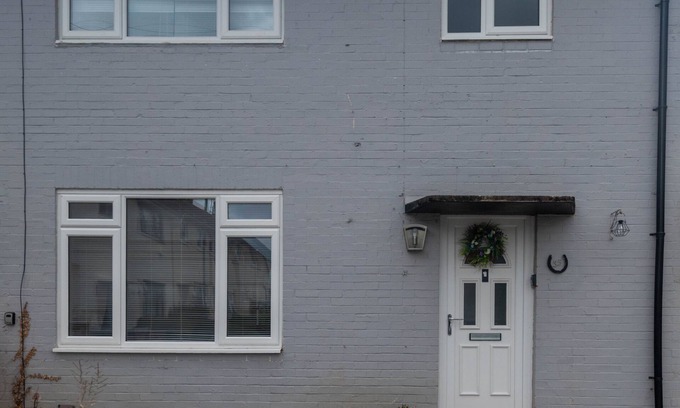 Brockworth House | 30% OFF Monthly Parking Sleeps 6