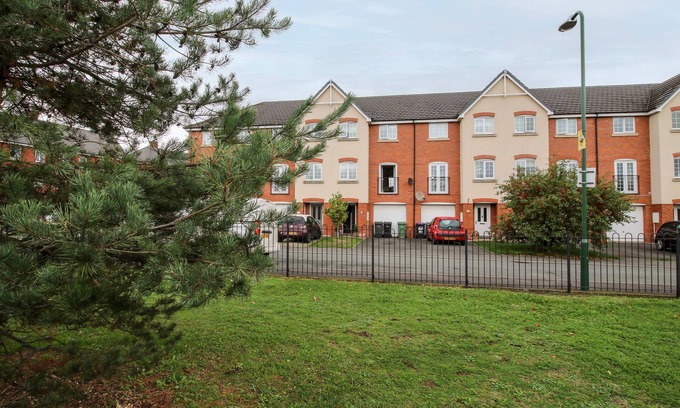 Shrewsbury House | 30 POPLAR CLOSE, pet friendly, with a garden in Shrewsbury