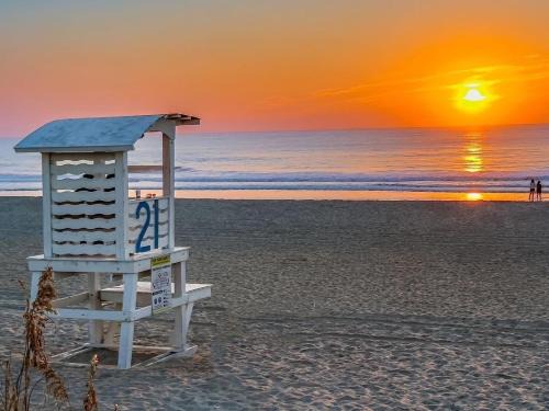 North Carolina Coast House | 30 Sec to the Beach, Sun, Sand & Sunrises with a Family & Pet Friendly Backyard!