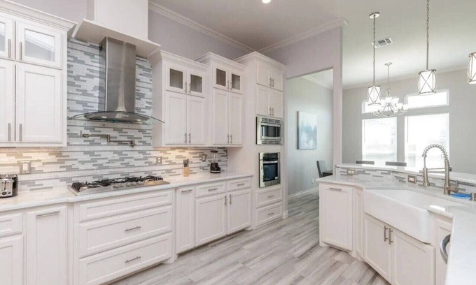 South Side House | 300) Pet friendly/fenced yard!