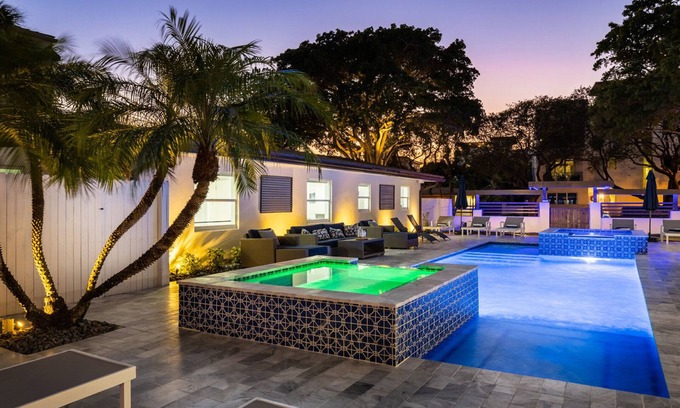 Lauderdale-by-the-Sea Resort | 300 STEPS TO WHITE SAND BEACH /HEATED POOL /HOT TUB/MONTHLY SPCLS - H1
