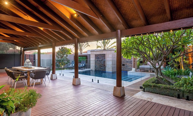 Hillarys House | 300m walk to the beach and cafes and shops