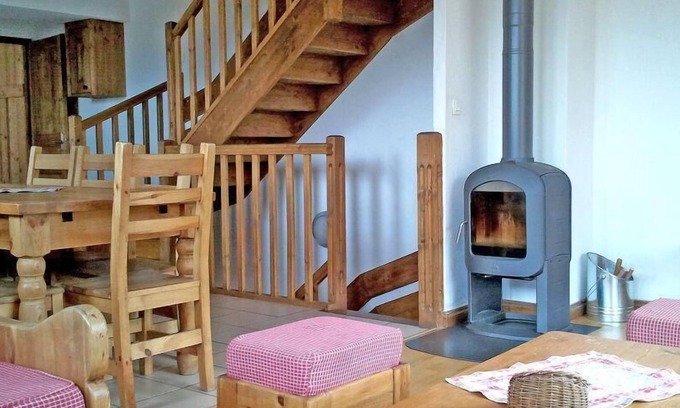 Les Menuires Apartment | 30m from ski slopes, balcony, fireplace or stove, tv, ski locker, 130m², Les Menuires