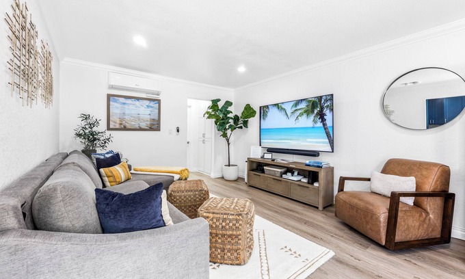 Huntington Beach Condo | 31+ Nights Luxury Condo,E-Bikes,3Blks2Beach, 75”TV