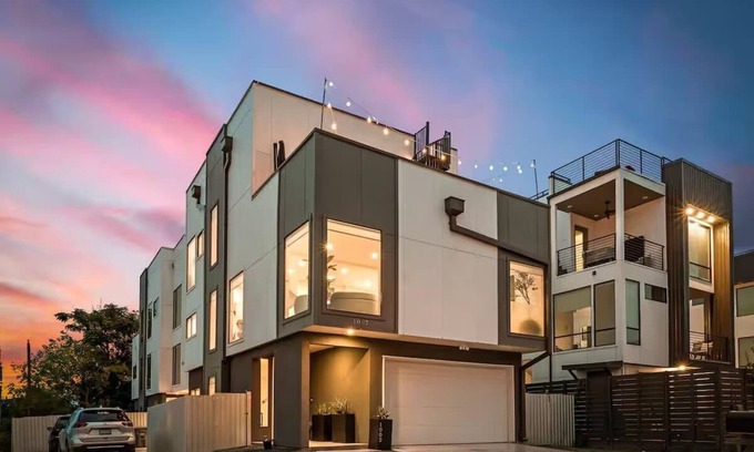 West Dallas House | 360 City Views ~ DT Dallas ~ Sleeps 10~ 2xRooftops