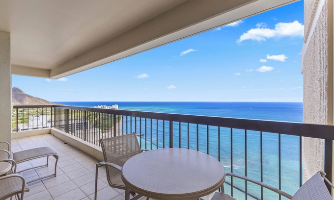 Waikiki Condo | 37th Fl Penthouse | King Bed | AC | Ocean View