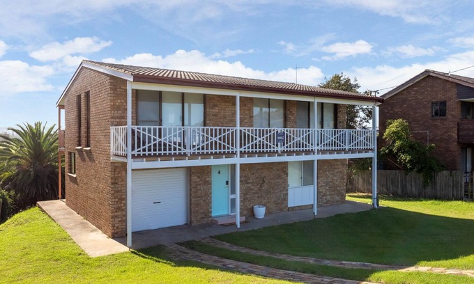 Bermagui House | 39 Scenic Drive - directly across from the beach!