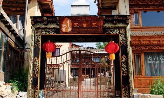 Shangri-La House | 3are3 Hotel