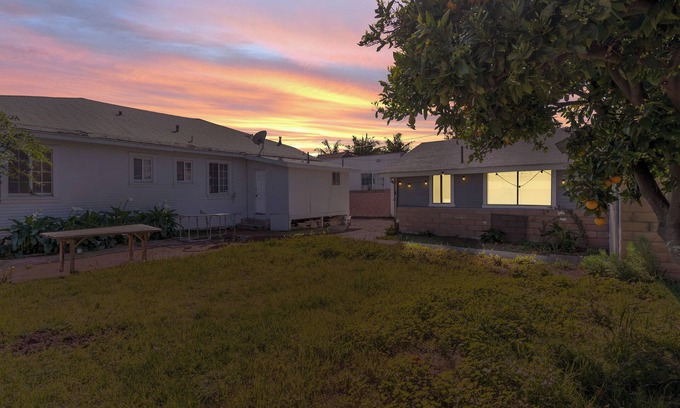 Santa Ana House | 3b2b Home w Shared Backyard Close to UCI
