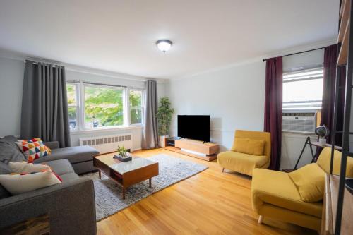 Southeast Yonkers Apartment | 3bedroom APT with balcony & free street parking