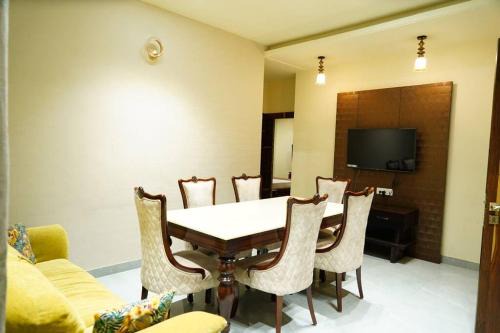 Malviya Nagar Apartment | 3Bhk Viona luxury Apartment W Netflix Prime WiFi Jacuzzi Rooftop