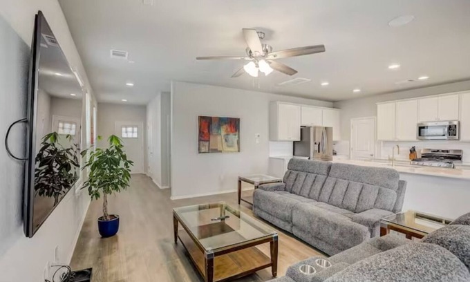 Travis County House | 3BR+2.5 BTH Oasis + Pool: F1 & 10M DT & Airport