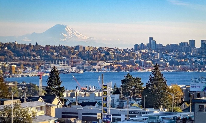 Fremont House | 3BR/2.5BA Modern Townhome, City view, Free Parking, EV Charger