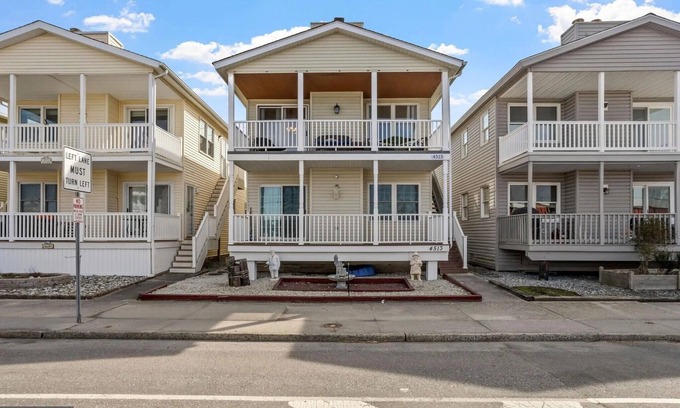 South End Condo | 3BR/2BA 2nd Floor Beach House - 2 Blocks from the Beach!