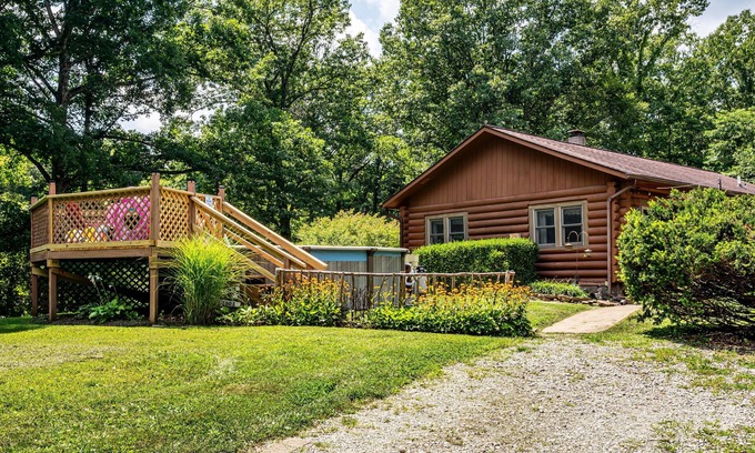Nineveh Cabin | 3BR, 2BA log cabin