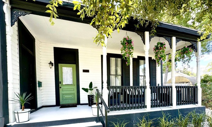 Government Hill Apartment | 3BR/2BTH Historic Pearl Brewery Downtown Riverwalk