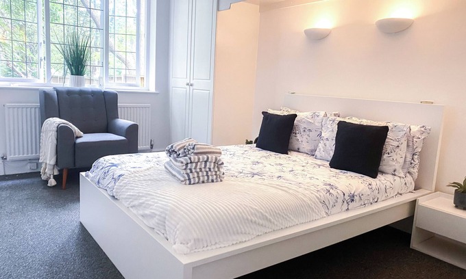 Golders Green Apartment | 3BR Apt Near Hampstead Heath With Free Parking & Private Gardensn