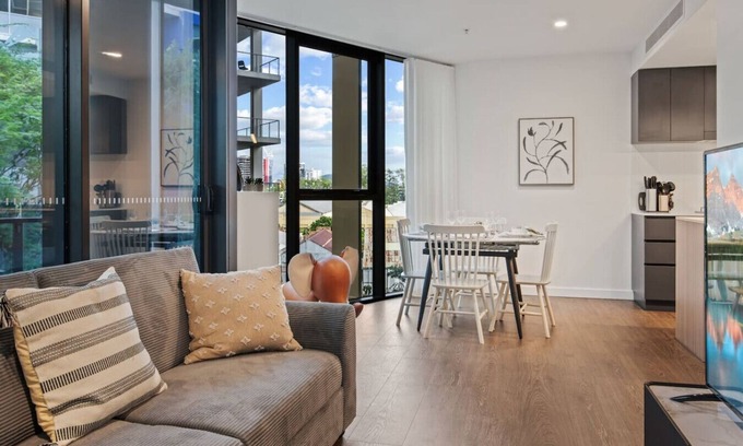 South Brisbane Apartment | 3BR Apt | Urban Stay | Ideal for Families & Groups