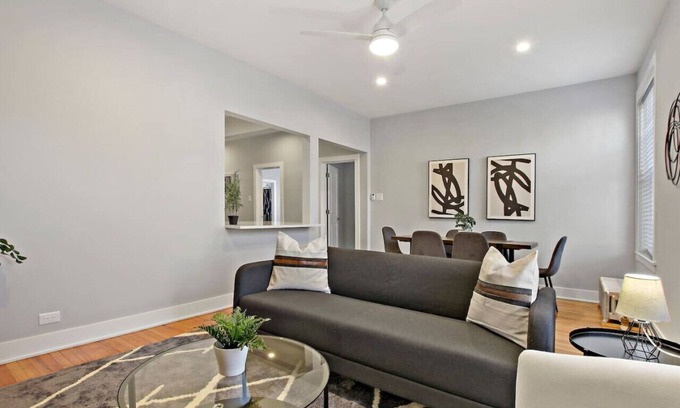 West Lakeview Apartment | 3BR Beautifully Designed Apt close to Shops
