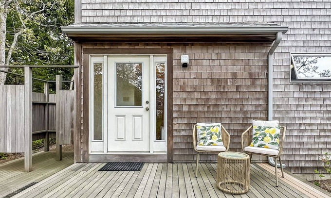Katama House | 3BR Coastal Retreat in Quiet Edgartown Neighborhood