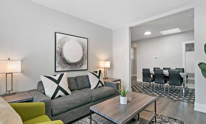 Sheffield and DePaul Apartment | 3BR Completely Set up Apt Close to Shops & Dining!