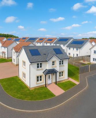 Glasgow Apartment | 3BR Detached Home, Driveway & Large Rear Garden