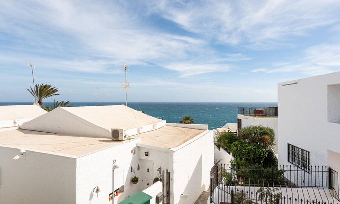 San Agustin House | 3BR Bungalow - Private Solarium - Sea Views