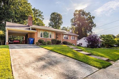 Idylwood Apartment | 3BR Home - Free Parking-WiFi Kitchen Laundry-Kids Friendly-Near DC & Downtown & Metro-Patio & Deck
