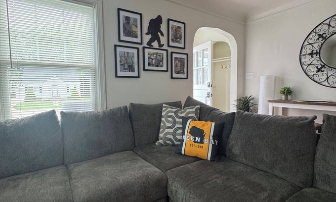 Green Bay House | 3BR Home~sleeps 6~Near Lambeau~free parking