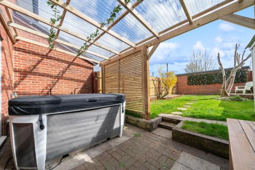 New Forest District House | 3BR Home with Hot Tub and Garden