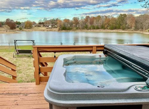 Old Hickory House | 3BR Lakefront in Nashville with BBQ & Hot Tub