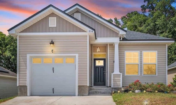 Tallahassee House | 3BR LuxHome mins to FSU, King Bed, Cute Backyard