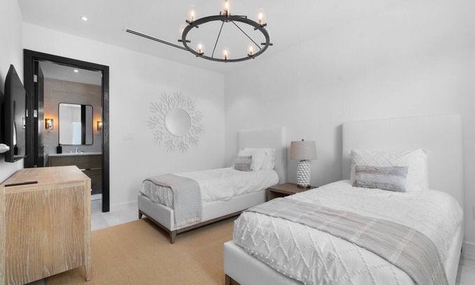 Palm Cay Condo | 3BR Marina Penthouse w/Balcony + Beach Access