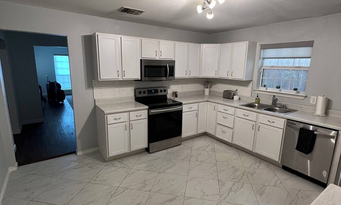 Kessler House | 3BR Modern Home in Bishop Arts