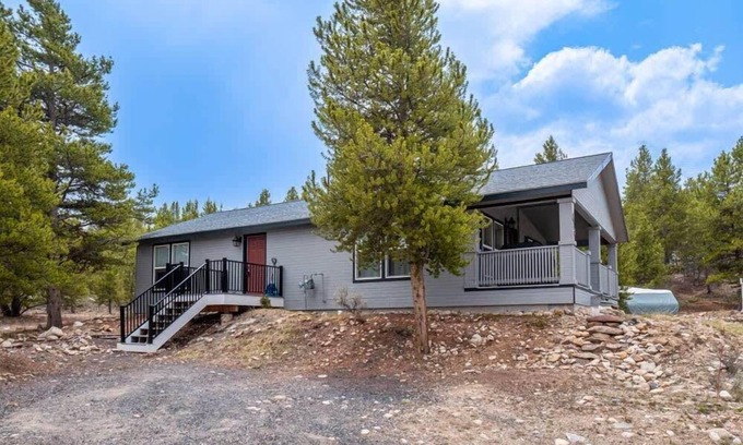 Leadville House | 3BR Mountain View - Covered Patio - Pet Friendly