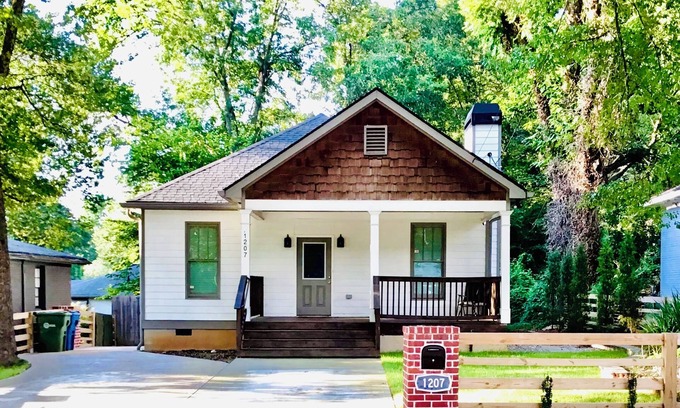 Atlanta House | 3BR Near Benz Stadium, GWCC, State Farm Arena, CAU, & SpelHouse