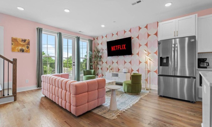 Talbot's Corner Apartment | 3BR Spacious Getaway | 10 Guests | Rooftop Lounge