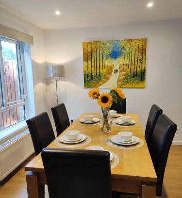 Bournemouth Apartment | 3double bed house 3-8 guests, contractors, free parking close to Hospital, JP Morgan, nature reserves, golf courses, beach