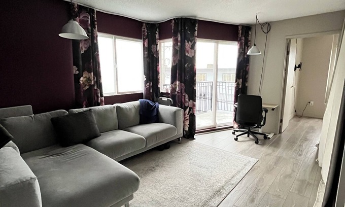 Kitsilano Apartment | 3min walk to beach, restaurants & groceries steps out the door, bus route 99/02