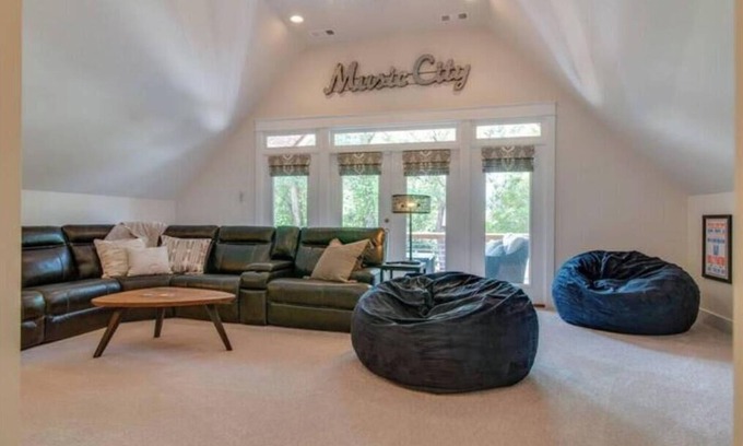 Shelby Hills House | 3mn to everything Nashville! Comfortably sleeps 12