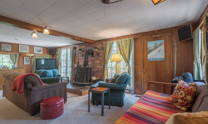 Government Camp Cabin | 3rd night free stay before 10/13 enjoy lakes, hiking, electric car charger!