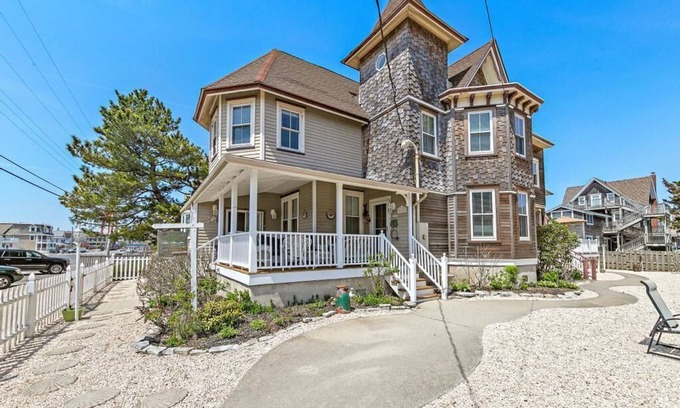 Beach Haven Apartment | *3rd to Beach*Available:Sept/Oct. *Clean*UPDTDVictorian*Across Veterans Park