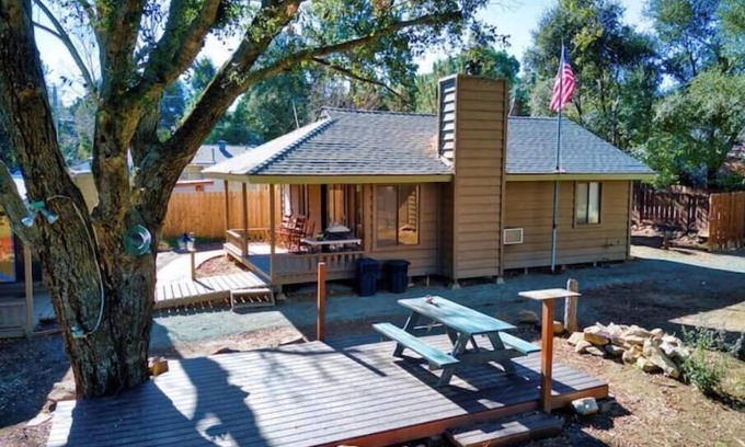 Descanso Cabin | 3RM Loft Cabin w trees, fire pit, swing, horseshoes!