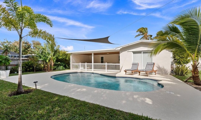 Fort Pierce House | 4/3 Walk to Beach, Inlet~Pool~2 Primary Bedrooms~Treefort