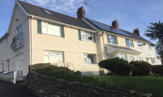 Crynant House | 4-5 BEDROOM HOUSE SLEEPS 8-10 WITH SEA VIEWS & GREAT PATIO FOR ALFRESCO DINING