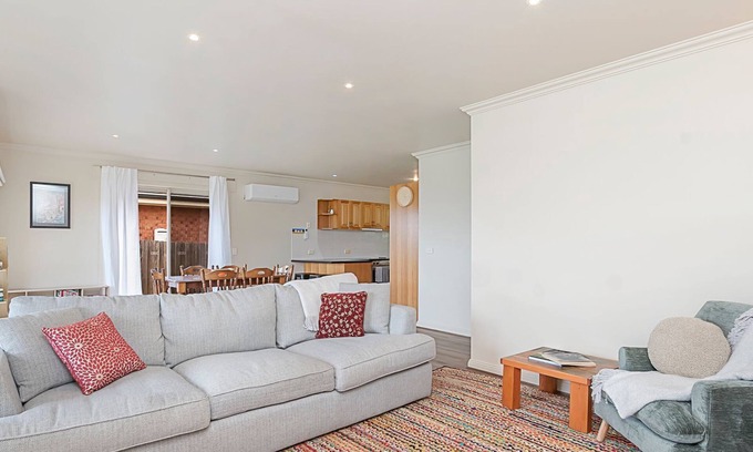 Port Fairy House | 4 Allan Street - Well cared for 2 bedroom home in quiet street of Port Fairy