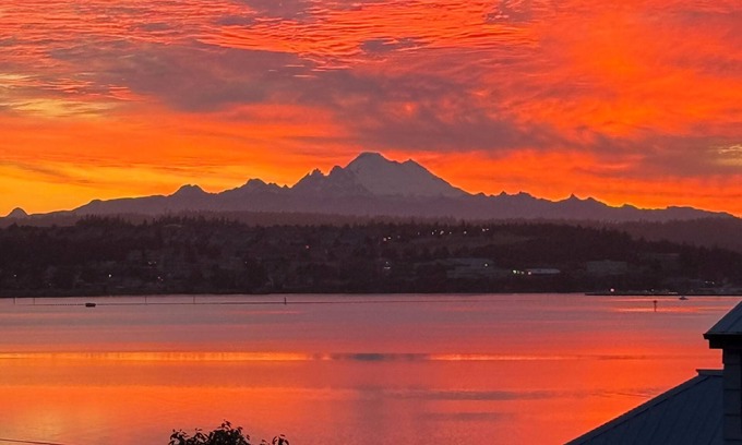 Oak Harbor House | 4 bdm home, Pets OK, Fantastic Ocean Views. All 10 star reviews. Bird Paradise!