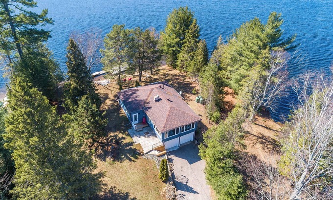 Faraday Cottage | 4-bdrm Family Cottage on Lake Paudash