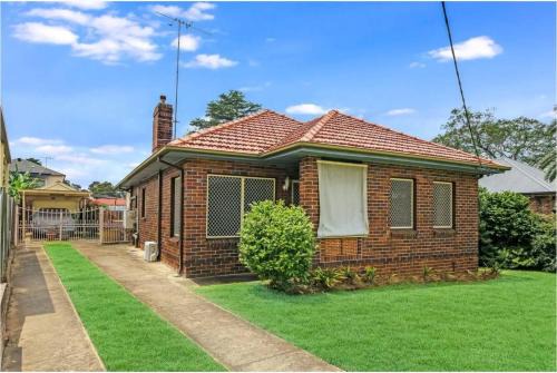 Westmead House | 4 Bed, 1 Wash and Extra Toilet - Close to Parramatta CBD - Full House